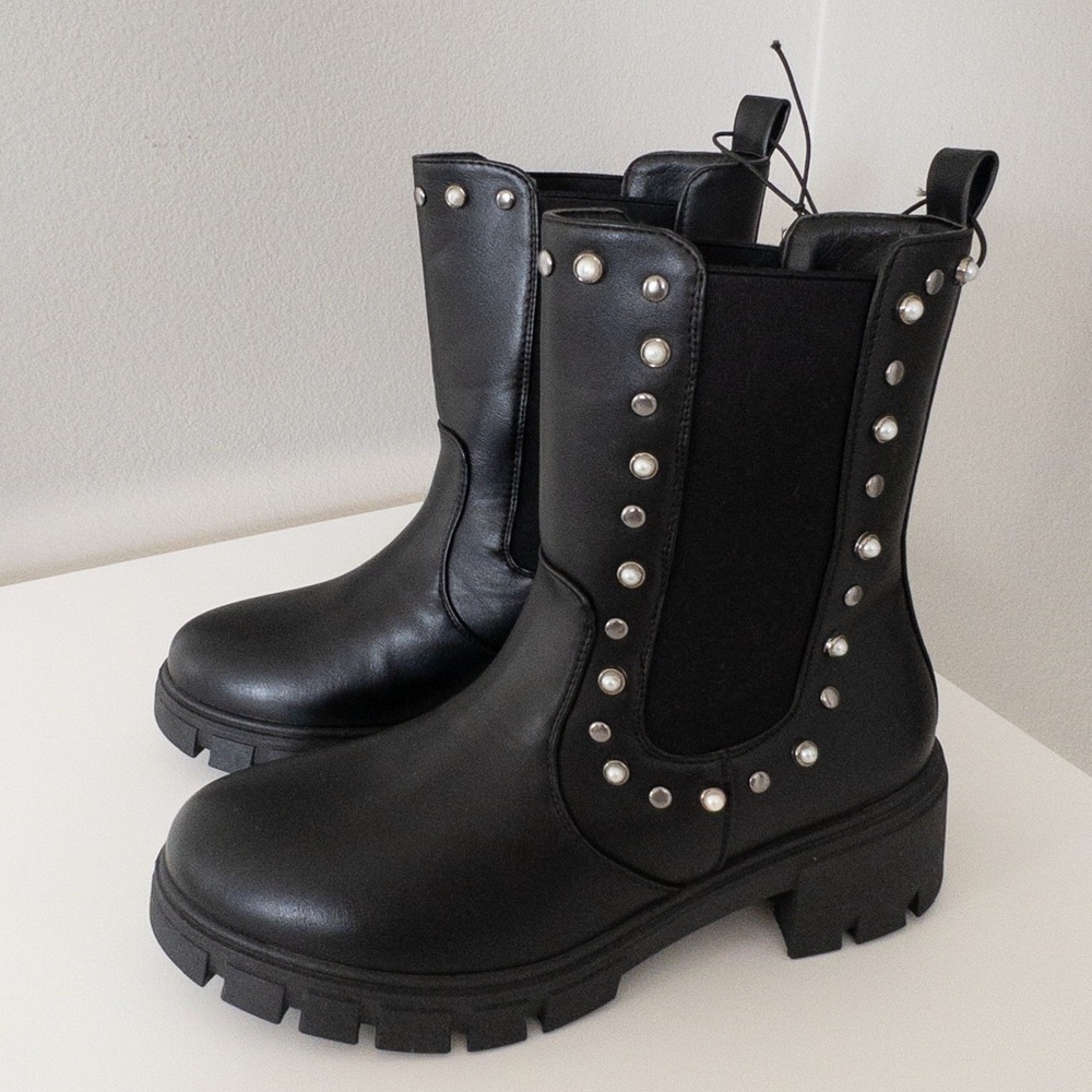 New Olivia Miller Women's Black Studded Faux Leather Ankle Chelsea Boots Size 8